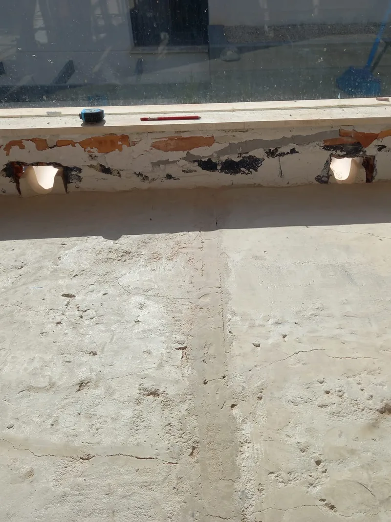 Antes: Terraza con el murete picado, focos al aire y la solera de mortero a la vista